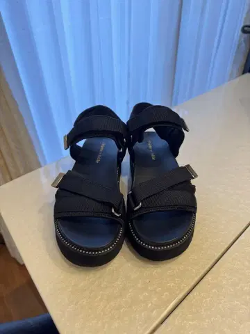 블랙 스트랩 샌들 통굽
