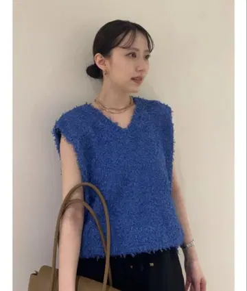 Mila Owen 슬리브리스 니트