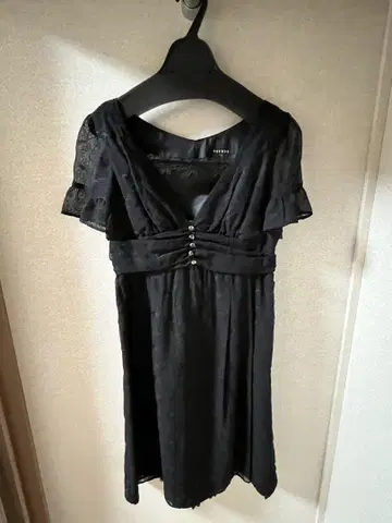 소퓌르 블랙 레이스 드레스 플레어 슬리브