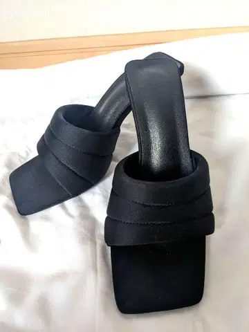 블랙 스퀘어토 샌들 하이힐