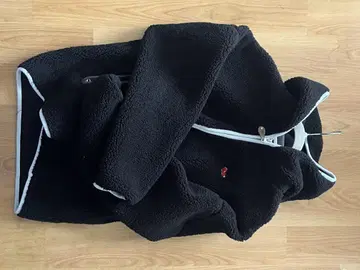 키르시 후드 부착 블랙 플리스 자켓