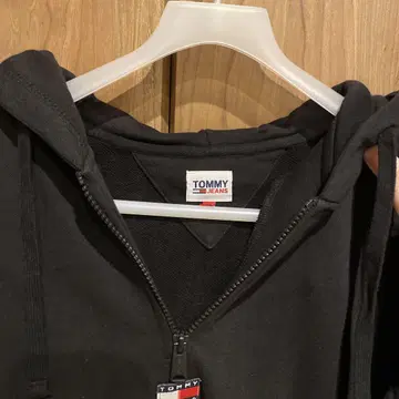 TOMMY JEANS 후드 부착 블랙 트레이닝복