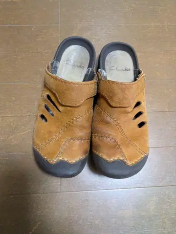 Clarks 브라운 스트랩 샌들 (중고품) 6인치