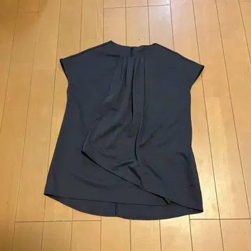 자유구 다크 브라운 반팔 상의 턱이 있는
