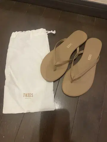 TKEES 베이지 플립플랍 샌들 수납 봉투 포함