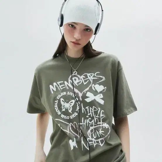 【LUVISTRUE】 SM SPANGLE OFFSHOULDER TEE ♥2Color 8/14 예약배송] SM SPANGLE OFFSHOULDER TEE(BLACK) - LUVISTRUE