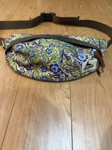 그레고리 웨스트 파우치