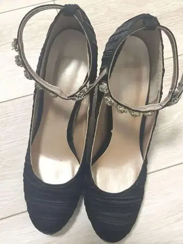 비쥬가 달린 스트랩 블랙 힐