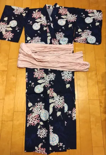 꽃무늬 유카타와 오비 세트