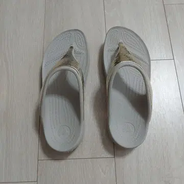 새상품급 그레이 메탈릭 톤글 비치 샌들