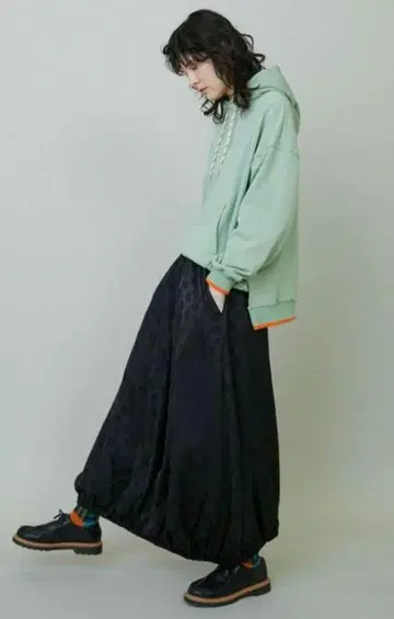 FRAPBOIS 도트 무늬 플레어 롱 스커트 블랙 플라보아