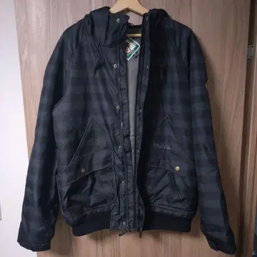 VOLCOM 후드 부착 점퍼 블랙 스트라이프