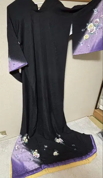 대중 연극 검은색과 보라색 꽃무늬 밑단