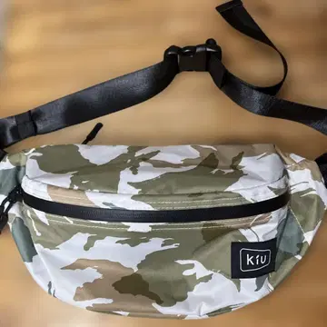 새상품급 1회 사용 Kiu 바디백 카모 패턴