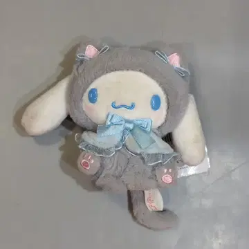 산리오 시나모롤 옷을 입은 고양이 마스코트 2023년