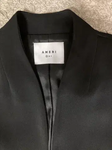 AMERI 블랙 슬리브리스 베스트