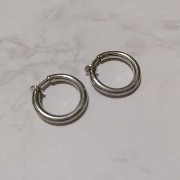 petite robe noire 후프 귀걸이