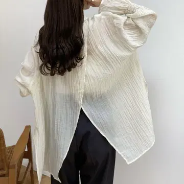 callautia 카라우티아 백 슬릿 시어 셔츠 비침