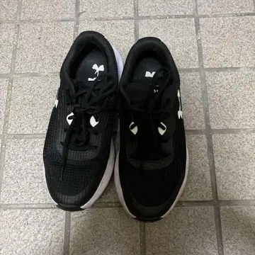 언더아머 스니커즈 러닝화