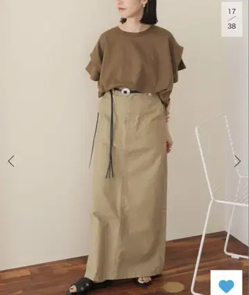 숄더 턱 루즈 풀오버와 베이커 스커트