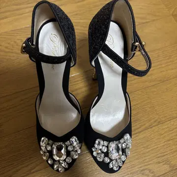 비쥬가 달린 블랙 하이힐