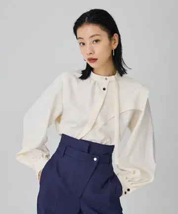크라운 요크 블라우스 화이트