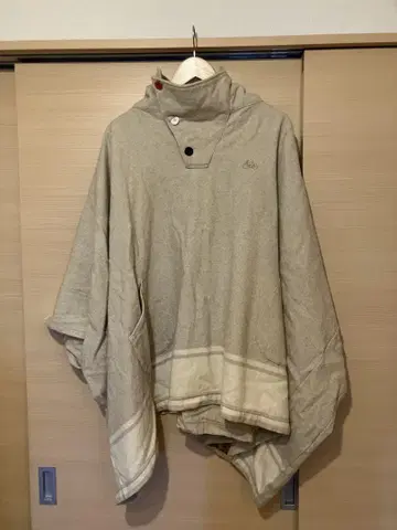 sousou 르꼬끄 후드 부착 판초 베이지