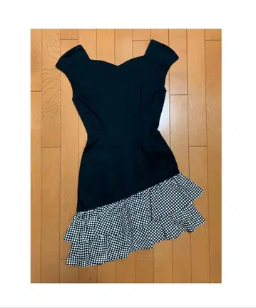 Elle Collections 프릴 원피스 블랙