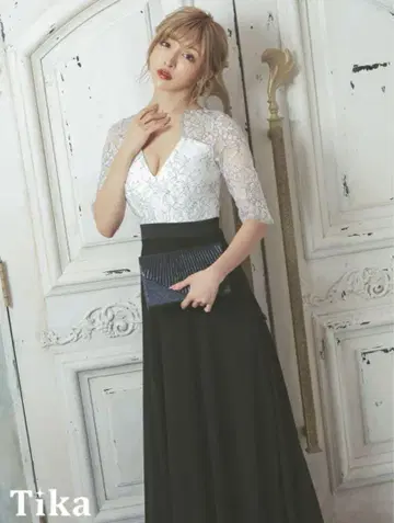 Tika 클래시컬 플라워 레이스 소매 5부 소매 A 라인 롱 드레스