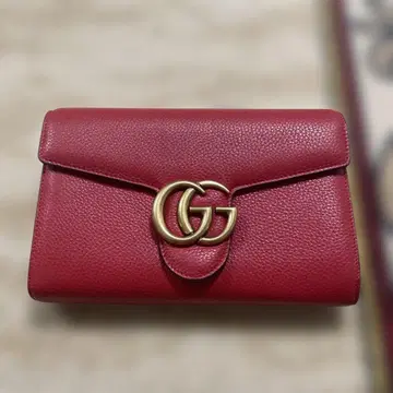 가격 인하. GG 로고가 있는 빨간색 숄더백
