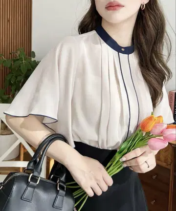 크림색 플리츠 플레어 슬리브 셔츠