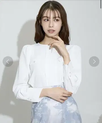 스윙 배색 트리밍 펄 블라우스 오프