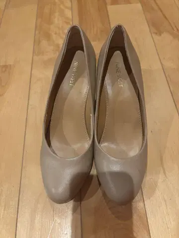 Nine West 베이지 웨지 힐 펌프스