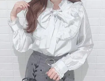 허니시나몬 절개 보타이 블라우스 스카이블루 리본 레이스 프릴