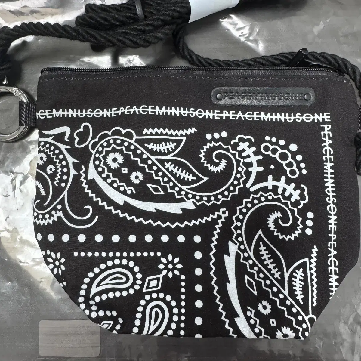 ミュージシャン PEACEMINUSONE - peaceminusone BANDANA POUCH #1 BLACK GDSTYLE على X: 