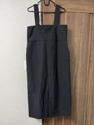 블랙 슬리브리스 무릎 기장 원피스