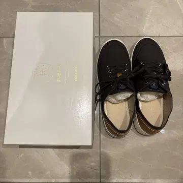 russet 스니커즈