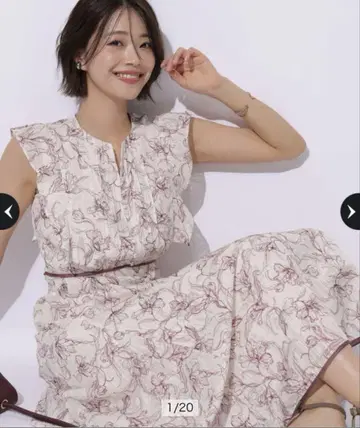 아푸와이저 리셰의 라인 플라워 파이핑 원피스