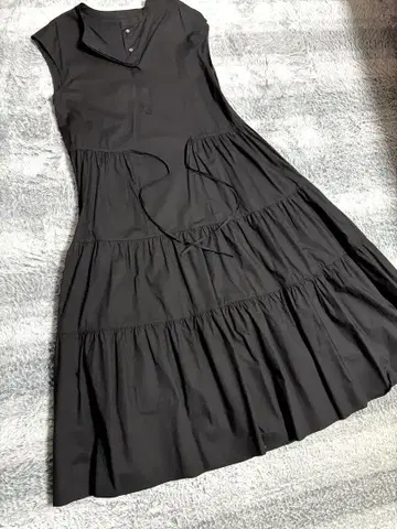 Vin 프렌치 슬리브 블랙 티어드 원피스
