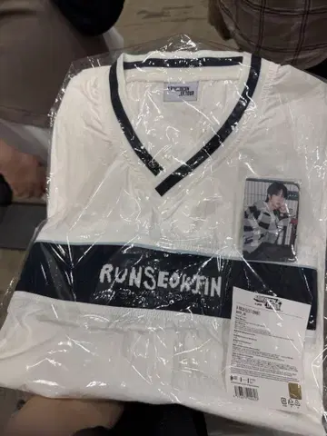 RUNSEOKIN 화이트 V넥 티셔츠