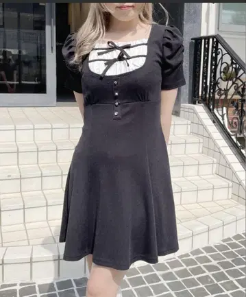 리본 포함 블랙 플레어 원피스 반팔