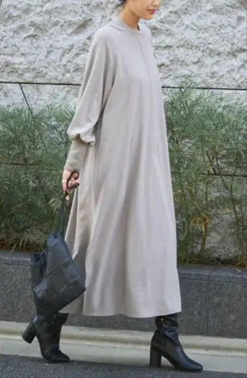 오드리 앤 존 워드 리브가 있는 래글런 슬리브 롱 원피스