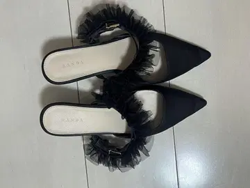 RANDA 블랙 프릴 뮬