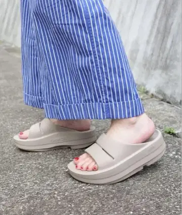 OOFOS OOMEGA OOAHH 샌들