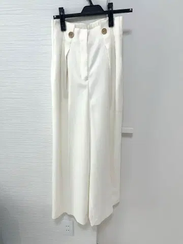화이트 와이드 팬츠 베이지 버튼