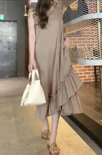 고베 레터스 오카베 아유미 밑단 프릴 롱 원피스 베이지