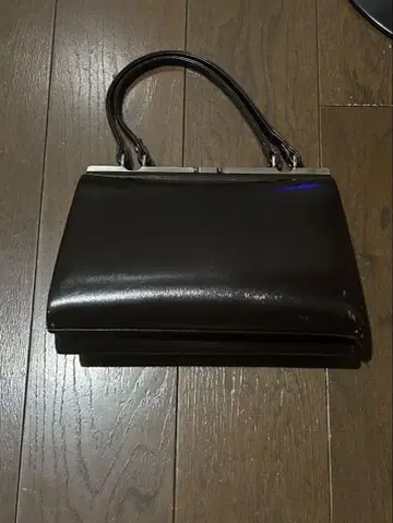 다크 브라운 핸드백 클래식
