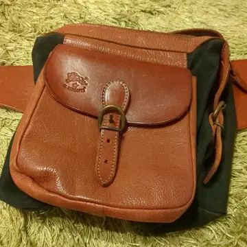 일비종떼 바디백 브라운