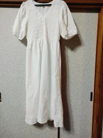 영국 자수 셔링 화이트 롱 드레스 반팔 V 넥