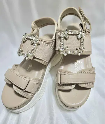 비쥬가 달린 통굽 베이지 샌들